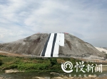 南川磷石膏堆成50米“高山” 为防雨水渗漏污染河流，今年将完成覆膜 - 重庆晨网