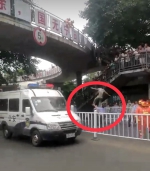 永川公安民警徒手接跳桥者受到广大网民点赞 - 公安厅