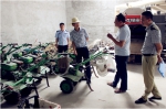 刘世明、范世军等听取合作社机具保养情况 - 农业机械化信息
