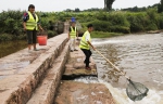 　　七月十六日，何波(右一)在三庙河响水滩段打捞河面垃圾。首席记者 崔力 摄 - 重庆新闻网