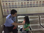 四岁女孩迷了路，民警跑六家店买贴画“哄”出其父母信息 - 重庆晨网
