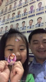 四岁女孩迷了路，民警跑六家店买贴画“哄”出其父母信息 - 重庆晨网