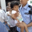 3岁女孩和母亲赶集时走散 民警抱着她烈日下找妈妈 - 重庆晨网