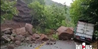 山体塌方巨石滚落 小货车被砸一人受伤 - 重庆晨网