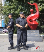 重庆媒体记者同九龙坡民警一起“战高温” - 公安厅