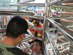 错把“出口”当“入口”  7岁男童头卡重庆北站旋转门 - 重庆晨网