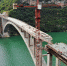 7月31日，武隆区江口镇，龙溪乌江大桥即将贯通。作为连接市级深度贫困乡后坪乡与武隆城区的交通节点工程，该桥全长267米、宽10.5米，目前已进入工程收尾阶段。据了解，龙溪乌江大桥建成后将缩短后坪乡到武隆城区的距离约40公里，减少行车时间1.5小时以上，对推进脱贫攻坚发挥重要作用。 首席记者 崔力 摄 - 重庆新闻网