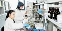 　　重庆生物医药产业园柳江医药研发中心的实验人员正在检测药品。(受访者供图) - 重庆新闻网