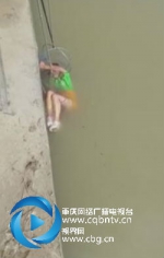 女子跳江轻生  钓鱼爱好者用网兜救她一命 - 重庆晨网