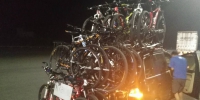 高速路上的“变形金刚” 商务车上绑了14辆自行车 - 重庆晨网