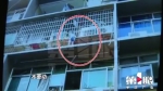 3岁男孩悬空卡在四楼防盗窗上，几个年轻人飞檐走壁去救援 - 重庆晨网