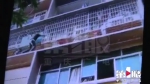 3岁男孩悬空卡在四楼防盗窗上，几个年轻人飞檐走壁去救援 - 重庆晨网