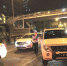 吓惨了！老司机下车不拉手刹 SUV滑行20多米横在路中间 - 重庆晨网