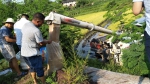 图为农户在田边接收收割机放出的稻谷 - 农业机械化信息