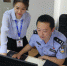 民警陈舒在为企业服务。(九龙坡区公安分局供图) - 重庆新闻网