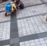 小男孩在大街上为流浪汉清洗手脚 往返打水多次 - 重庆晨网