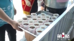 @来打卡长江索道的游客，送上一杯冰镇酸梅汤，祝玩得开心！ - 重庆晨网