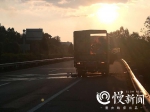 高速路上货车突然起火，原来是抽烟惹的祸…… - 重庆晨网