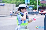 警花一天执勤10小时喝5瓶水 走进高温下的美女交巡警 - 公安厅