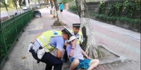 重庆九龙坡"托背哥":交警为晕倒老人托背半小时 - 公安厅