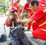 疏浚工忍着恶臭疏通城市的“血管” - 重庆新闻网