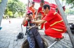 疏浚工忍着恶臭疏通城市的“血管” - 重庆新闻网