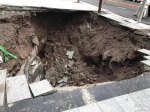 突发！万州一人行道路面塌陷 出现一个长10米的大坑 - 重庆晨网