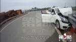 女子开车撞护栏损失上万 只因驾驶时多看了一眼TA - 重庆晨网