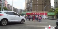 电动车女司机被越野车撞飞 一群热心市民及时伸出援手 - 重庆晨网