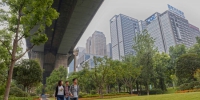 九月十一日，在黄花园大桥北桥头下，市民在升级改造后的江北区五江支路社区散步。记者 张锦辉 摄 - 重庆新闻网