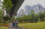 九月十一日，在黄花园大桥北桥头下，市民在升级改造后的江北区五江支路社区散步。记者 张锦辉 摄 - 重庆新闻网