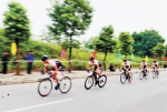 9月15日，为期两天的2018中国大学生自行车联赛西南赛在重庆九龙坡区巴福镇鸣枪开赛，来自80多所高校的100多名大学生自行车爱好者踊跃参赛，比赛优胜者将有机会获得世界大学生自行车锦标赛的入场券。记者 摄影报道 - 重庆新闻网