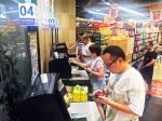 　　江北一超市内，市民正用自助收银机付款(摄于2018年7月9日)。随着自助收银系统在各大超市的普及，市民可以选择自助收银机扫码支付，超市排长队结账的状况得到缓解。记者 罗斌 摄 - 重庆新闻网