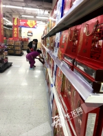 超市货架上摆满了琳琅满目的月饼。记者 李华侨 摄.jpg - 重庆晨网