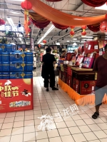 市民正在选购月饼。记者 李华侨 摄.jpg - 重庆晨网