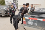 重庆警方破获一起特大网络制贩枪支弹药团伙案 - 公安厅