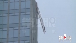 险！爱琴海广场塔吊垮塌 数吨重货物从百米高空坠落 - 重庆晨网