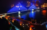 10月6日，万州区万安大桥，新装的灯饰倒映在江面，点亮城市。随着三峡水库蓄水，当天长江水位上涨至172米。通讯员 冉孟军 摄 - 重庆新闻网
