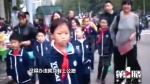 车辆摊位抢占人行道 小学生被逼公路上玩心跳 - 重庆晨网