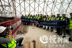 凌空250米！35名摄影师登“水晶连廊”拍两江美景   - 重庆晨网