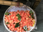 活久见！这种水果解放碑叫卖25元一斤 很多人都是第一次看到 - 重庆晨网