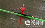 脚踩竹竿水上漂，西南大学这群学生练就一身“水上轻功” - 重庆晨网