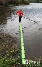 脚踩竹竿水上漂，西南大学这群学生练就一身“水上轻功” - 重庆晨网