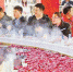 火锅节上，市民正在品味“天下第一大锅”。(本组图片均由记者罗斌摄) - 重庆新闻网