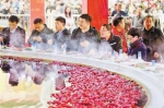 火锅节上，市民正在品味“天下第一大锅”。(本组图片均由记者罗斌摄) - 重庆新闻网