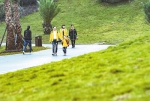 10月19日，市民漫步在绿意葱茏的枫香湖儿童公园内，乐享“绿色生态福利”。 - 重庆新闻网