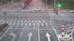 伤得重！男子骑摩托超速闯红灯 撞上轿车“飞上天” - 重庆晨网
