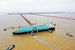 10月25日，装载着马来西亚国家石油公司生产的整船LNG(液化天然气)的运输船顺利抵达江苏如东LNG接收站。(重庆交易中心供图) - 重庆新闻网