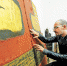 十月二十一日，在沙坪坝区虎峰山村，法国漆画家文森·漆专注细节精心创作。记者 罗斌 摄 - 重庆新闻网