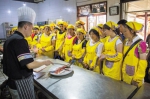 　　在“南川巧媳妇”培训现场，厨师正在传授学员厨艺(资料照片) - 重庆新闻网